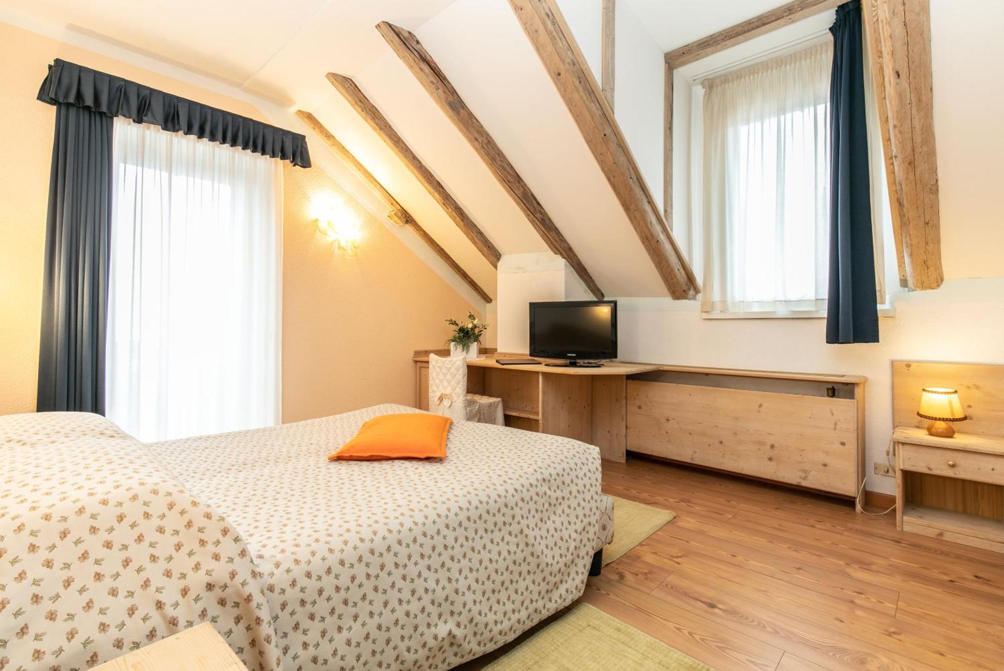 G. Hotel Des Alpes サン・マルティーノ・ディ・カストロッツァ エクステリア 写真